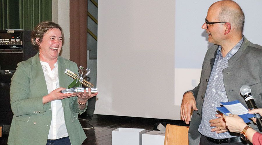 und BM Christine Kaaserer mit dem Preis