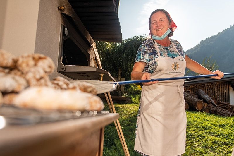 Die Bäuerin Monika Stocker Schwembacher vom  Niederwieshof; Foto: IDM Südtirol/Manuel Pazeller
