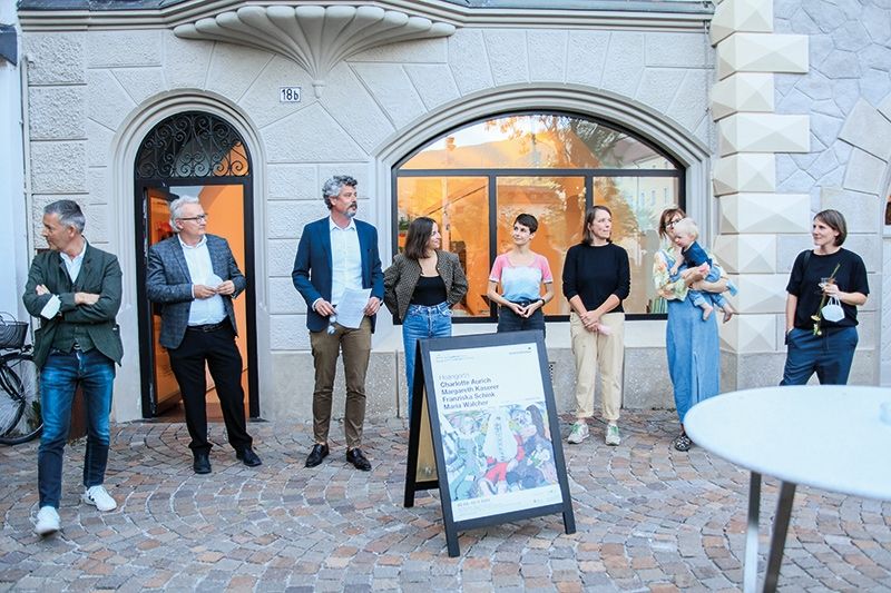 v. l.: der Brixner BM Peter Brunner, VizeBM Ferdinando Stablum, der Präsident des Südtiroler Künstlerbundes Alexander Zöggeler, die Kuratorin Elisa Barison und die Künstlerinnen Charlotte Aurich, Franziska Schink, Margareth Kaserer und Maria Walcher
