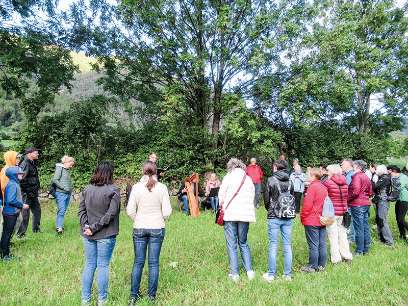Bei den Vinschger Palabira Tagen in Glurns gab es am 11. September auch das 13. Morgenerwachen mit einer musikalisch-literarischen Wanderung und einem abschließenden Frühstück in einem Obstanger.