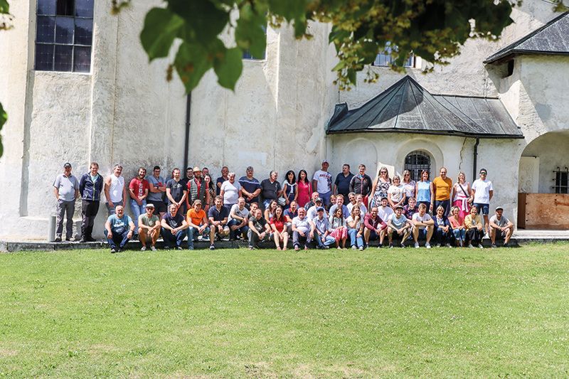 Die Belegschaft der LASA Marmo bei ihrem Betriebsausflug ins benachbarte  Kloster St. Johann im Val Müstair.