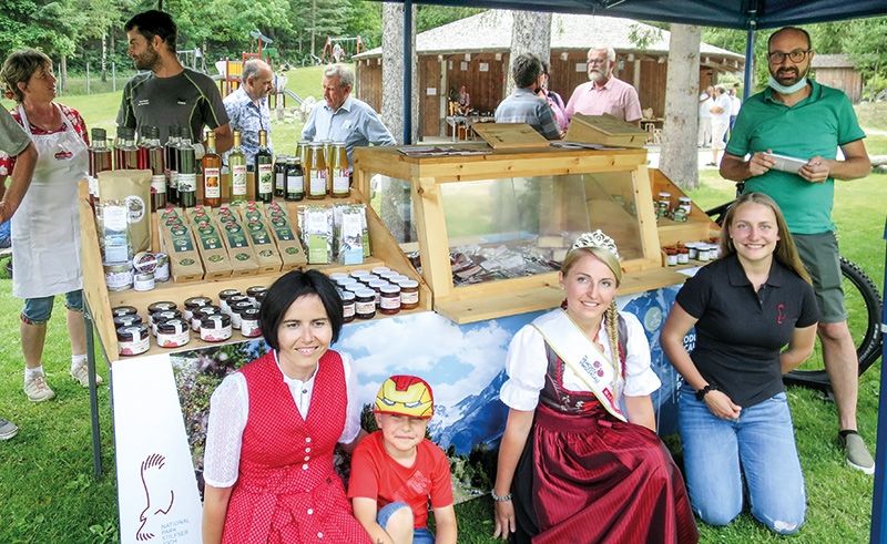 Bei den Marteller Erdbeertagen wurde der neue Gemeinschaftsstand der Produzenten vorgestellt. Vorne v.l. Heidi Gamper, die Gemeindereferentin, Jasmin Perkmann, die Erdbeerkönigin,  Katharina Fleischmann, Mitarbeiterin der Regionalentwicklungsgenossenschaft und Leander Regensburger von den Kräuterrebellen. 