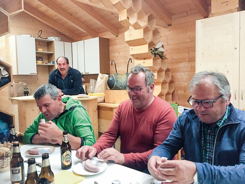 (von rechts) Tscholl Konrad (Bezirksobmann Untervinschgau),  Patscheider Othmar (Bezirksobmann Obervinschgau und Bundesobmann Stellvertreter), WL Hubert Stillebacher (Ortsobmann Prad), im Hintergrund Tappeiner Günther (Ortsobmann Laas).