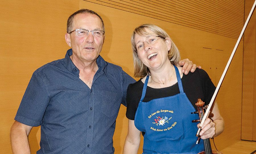der Leiter des Glurnser Kirchenchores Martin Moriggl, der mit seinem Team die organisatorischen Fäden für das Konzert gezogen hat, mit der WuM-Obfrau Eva Kiefer