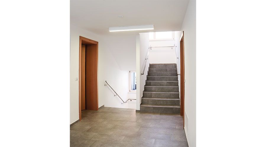 Holz- und Fliesenböden wechseln sich - je nach Nutzung - ab. Das schlichte Design außen zieht sich im Inneren fort. Ein Qualitätsbau ist durch die gutenZusammenarbeit der Vinschger Handwerker entstanden.