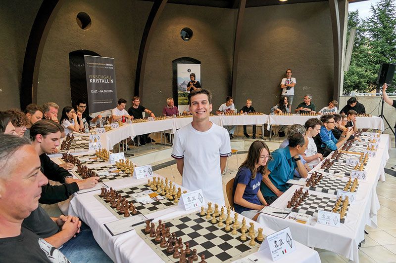 Simultan-Schach-Turnier in Schlanders. Der Italienmeister Luca Moroni spielte gegen 26 erfolgreiche Schachspierer:innen aus Südtirol und gewann 23 Spiele, drei endeten mit einem Remis.