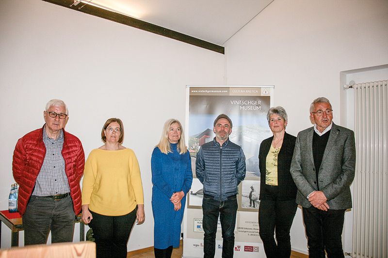 Die Vorstandsmitglieder im Verein Vintschger Museum/VUSEUM: v. l. Arthur Pfeifer, Anja Trafoier, Elisabeth Klotz Ritsch, Michael Stauder und Helene Dietl Laganda (Vizepräsidentin)