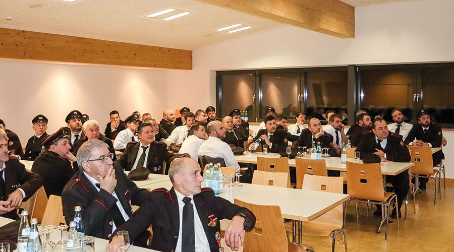 vorne: v.l. Engelbert Kofler und Andreas Lingg wechseln von den Aktiven zu den Veteranen