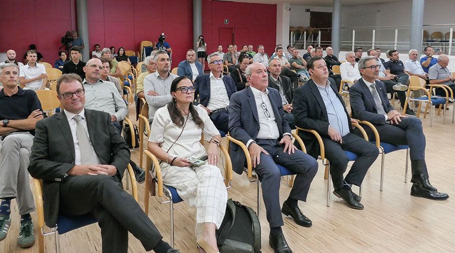 v.l.:  Ing. Walter Gostner, Francesca Coniglio, Francesco Vincensi, Massimo Gargano und LH Arno Kompatscher