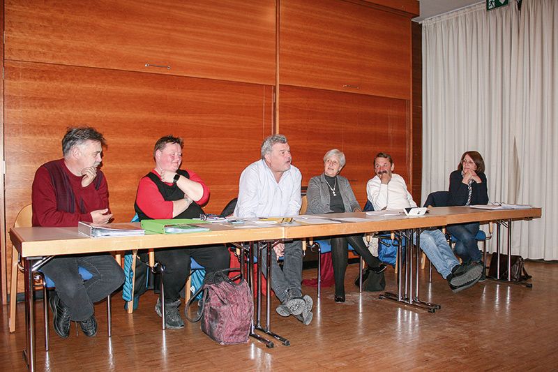 Jahresversammlung des Theaterbezirks Vinschgau im Kulturhaus von Schlanders: v. l. Roger Wieser, Nadia Senoner, (beide Vorstandsmitglieder), Helmut Burger (STV Geschäftsführer), Veronika Fliri (Bezirksobfrau), Hubert Platzgummer und Heidemarie Stecher (beide Vorstandsmitglieder)