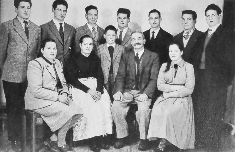 Die Familie „Worgerkarlan“ aus Graun im Jahre 1960: v.l. stehend Albert, Meinrad, Karl, Paul, Franz, Hans-Sepp, Adolf; sitzend: Margreth, Mutter Rosa, Martin, Vater Karl und Gertraud