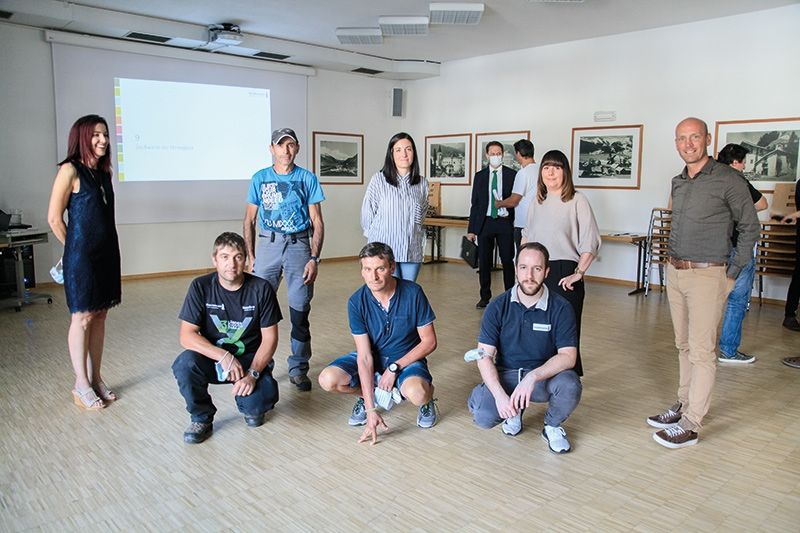 stehend v.l.: TV-Präsidentin Deborah Zanzotti, Josef Alber, Evelin Thöni, Sarah Debiasi und TV-Direktor Gerald Burger; kniend v.l.: Albin Plangger, David Stecher und Thomas Punter