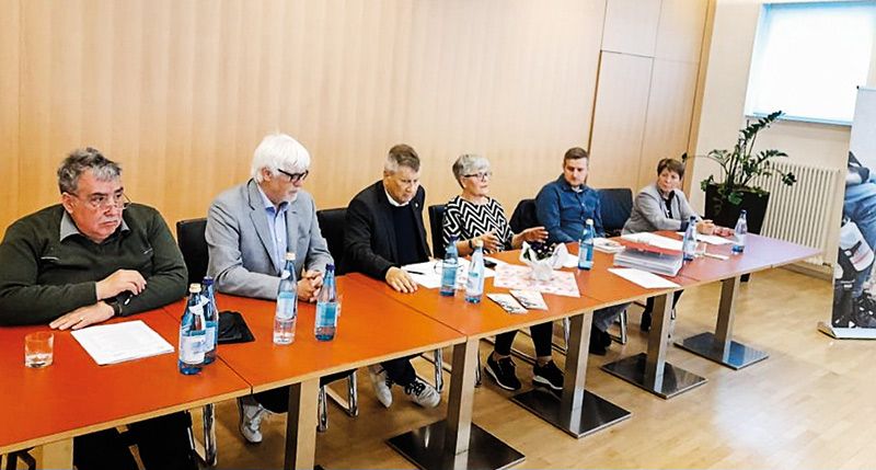Bezirksvorsitzender Paul Georg Tappeiner (3. v. l) mit Landesvorsitzendem Richard Stampfl (2.v.l.), Gemeindevertretern Daniel Alber und Monika Pichler (2. v. r und 1. v. r)  sowie die zwei Bezirksstellvertreter Christine Eller (4. v. l.)  und Karl Heinz Linser (1. v. l.).