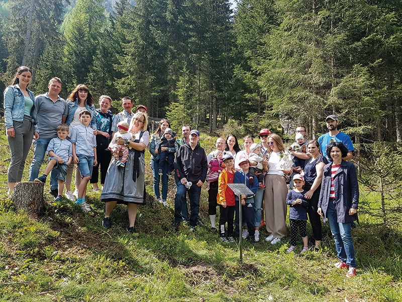 Alle Familien waren der Einladung gefolgt und freuten sich mit den Mitgliedern des Elki-Teams und der Vizebürgermeisterin Heidi Gamper über die Jahrgangbaumfeier