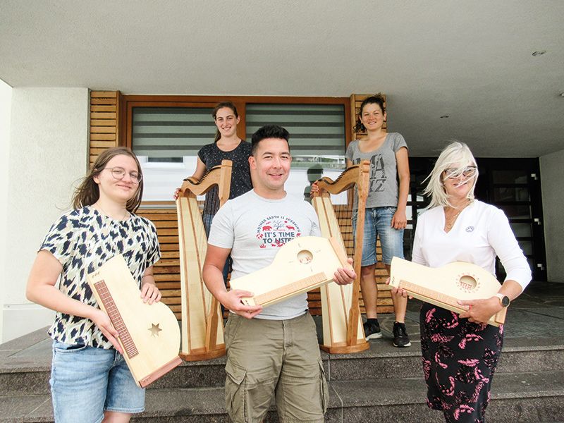 Einige Teilnehmer:innen der Instrumentenbaukurse: v. l.: Selina Auböck (Oberösterreich), Annelies Gschliesser (Südtirol), Patrick Riawan (Nordtirol), Evi Sanoll (Südtirol) und Martina Astner (Nordtirol)