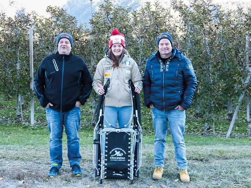 Die Naturbahnrodlerin Nadine Staffler mit neuem Sponsor: die WOG OHG mit den Geschäftsführern Werner und Othmar Gurschler.