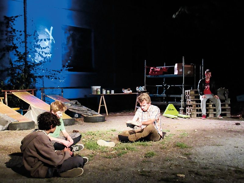 Premiere des Freilichttheaters in der ex Drususkaserne am 3. September, aufgeführt vom Jugendtheater Vinschgau (Juvi) V. l.: Jakob Al Hasan, Noah Frischmann, Matthias Gabl und Marian Horrer.