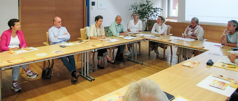 v. l.: Christiane Folie (Caritas), Robert Grüner (Arbeitsvermittlungszentrum), Sonja Logiudice  und Martin Peer (Amt für Weiterbildung), Astrid Müller und Brigitte Abram (KVW Bildung),  Heike Walden-Pünsch und Andrea Kuhn-Bösch (Zwei Expertinnen)