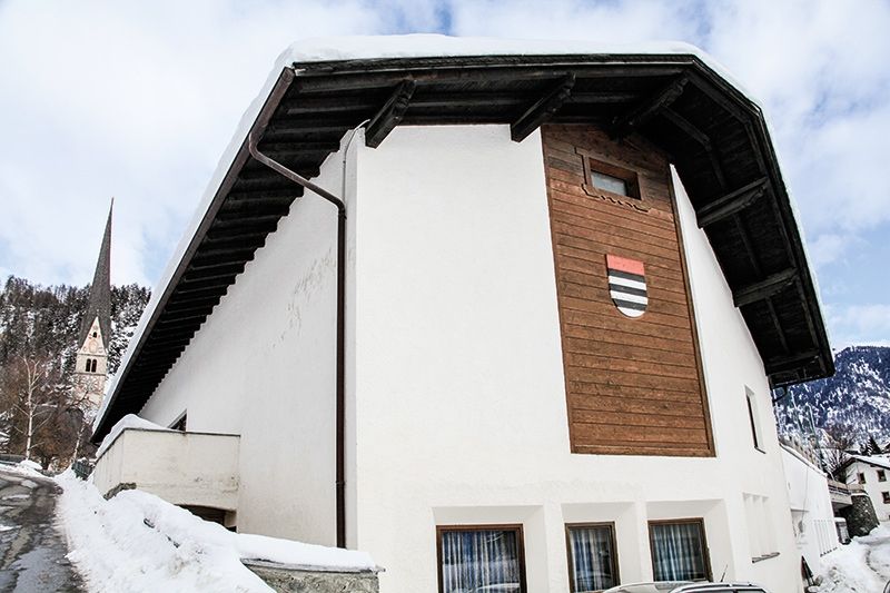 Das Kulturhaus von Burgeis gehört seit gut 5 Jahren der Gemeinde Mals, zuvor der „Genossenschaft Kulturhaus Burgeis“. Das Kulturhaus, errichtet in den 70er Jahren des vorigen Jahrhunderts auch mit Hilfe von Geldspenden aus Deutschland, ist sanierungsbedürftig.  Das Kulturhaus als Turnhalle für die Fürstenburg und für das Schülerheim?