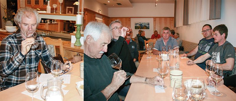 Gebietsweinkost in Kortsch: links: Kellermeister Hartman Doná bewertet 16  Weißweine, 2 Rose-Weine und 15 Rotweine, die Winzer des Weinbauvereins Vinschgau bereit gestellt haben