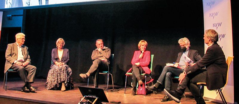 Im Schatten der Pandemie und des Krieges in der Ukraine fand am 5. März die KVW Bezirkstagung statt. Im Mittelpunkt stand ein Podiumsgespräch: v. l.: Robert Kaserer, Anna Thaler, Josef Stricker, LRin Waltraud Deeg, Karl Tragust und der Moderator Josef Bernhart