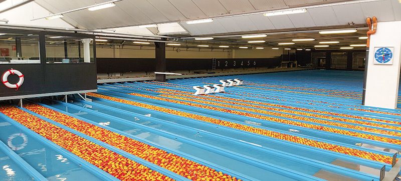 In der Sortieranlage in der Obst- genossenschaft Juval ist Wasser das  schonende Transportmittel für die kostbaren Früchte. Um das Wasser im Kreislauf halten zu  können, wird in ein Filtersystem investiert. 