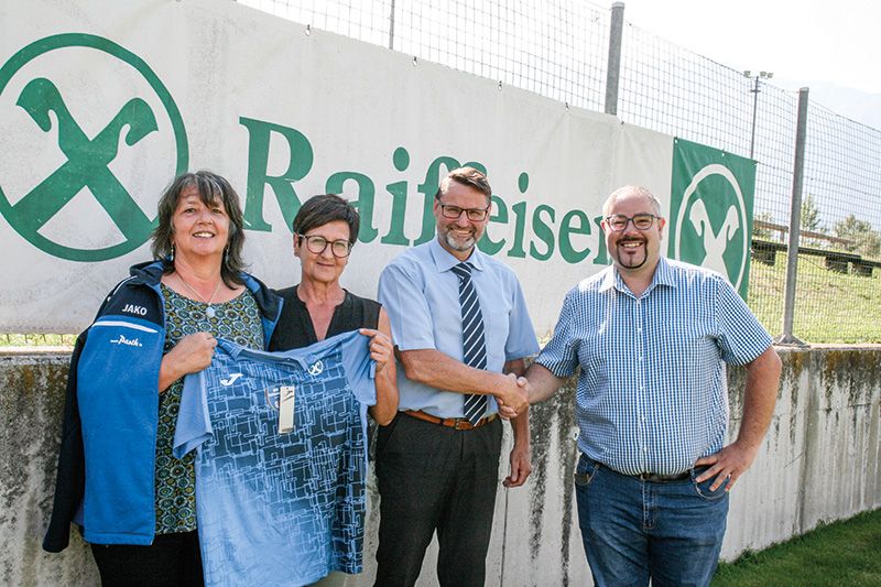 Unterzeichnung des Vertarges om Sportplatz Schluderns:  v.l.  Prisca Gufler (Vizepräsidentin ASV-Schluderns), Andrea Dietrich (Vorstandsmitglied Raika Prad), Ulrich Platzer (Filialleiter Raika Schluderns ) und Rudi Trafoier (Präsident ASV Schluderns)