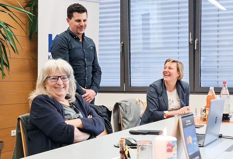 v. l.: Priska Theiner (KFS-Vizepräsidentin), Rafael Alber (Bürgermeister von Prad) und Samantha Endrizzi (KFS-Geschäftsführerin)