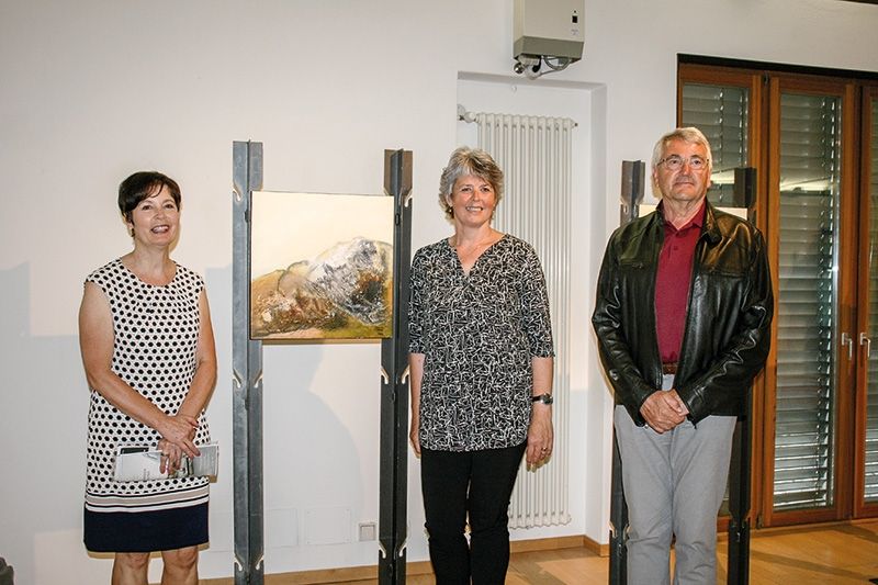 v.l.: Künstlerin Irene Maria Stecher, Laudatorin Helene Dietl Laganda und der frisch gekürte Präsident des Museum-Vereins Toni Patscheider
