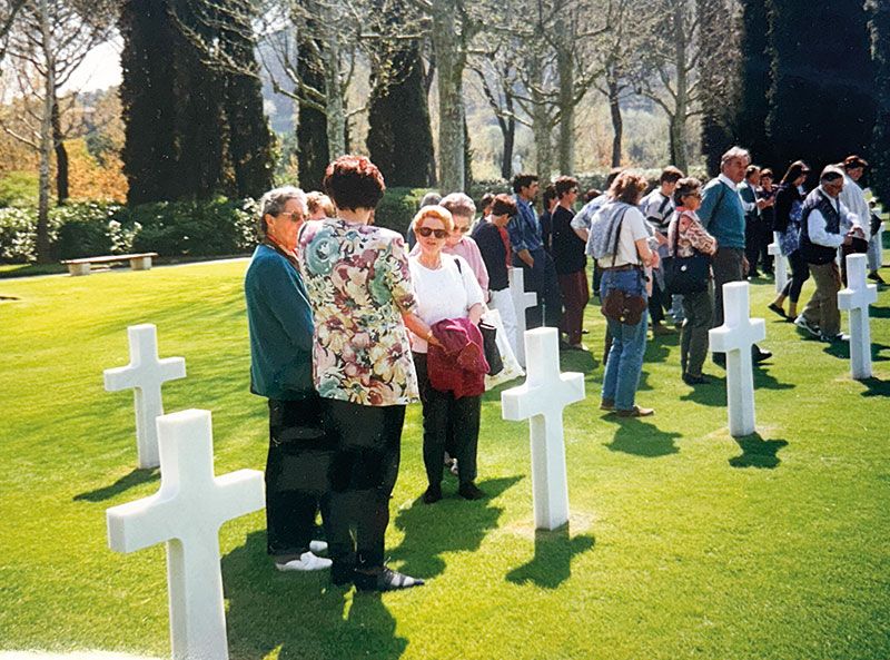 Eindrucksvolle Fahrt in die Toscana: 1996 wurde mit den Arbeiter:innen der „Lasa Marmo“ der Kriegerfriedhof bei Florenz besucht