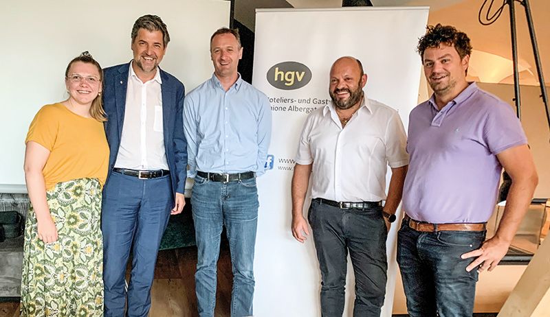 v. l.: Direktorin des Tourismusvereins Katharina Fritz, Landtagsabgeordneter Helmut Tauber, Bürgermeister Josef Thurner, HGV-Ortsobmann Klaus Pobitzer sowie Tourismusvereinspräsident Lukas Gerstl.