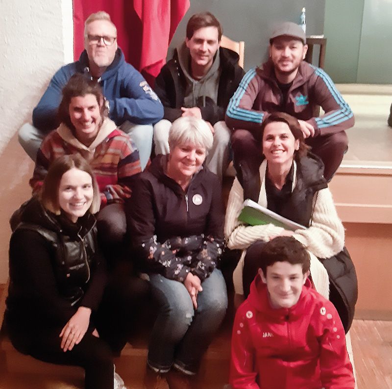 Haben alle einen Tick v. l.: Sara Fliri, Johanna Jörg, Joachim Moriggl, Notburga Peer, Jonas Thöni, Karin Federspiel, Mirko Kuenrath und Marian Fabi 