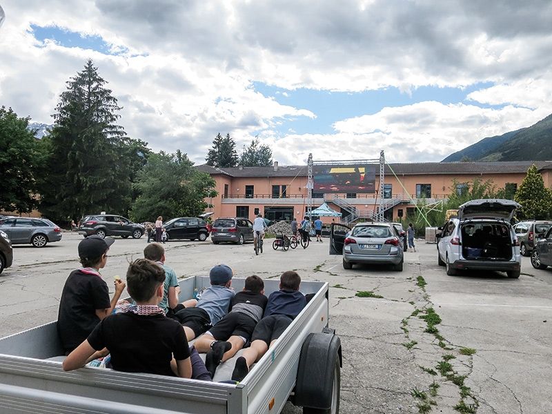 Zu Sommerbeginn gab es Autokinos auf dem ehemaligen Exerzierfeld in der Drususkaserne in Schlanders. Es ist ein spezieller Ort, der zu jeder Tages- und Nachtzeit eine besondere Stimmung aufkommen lässt.