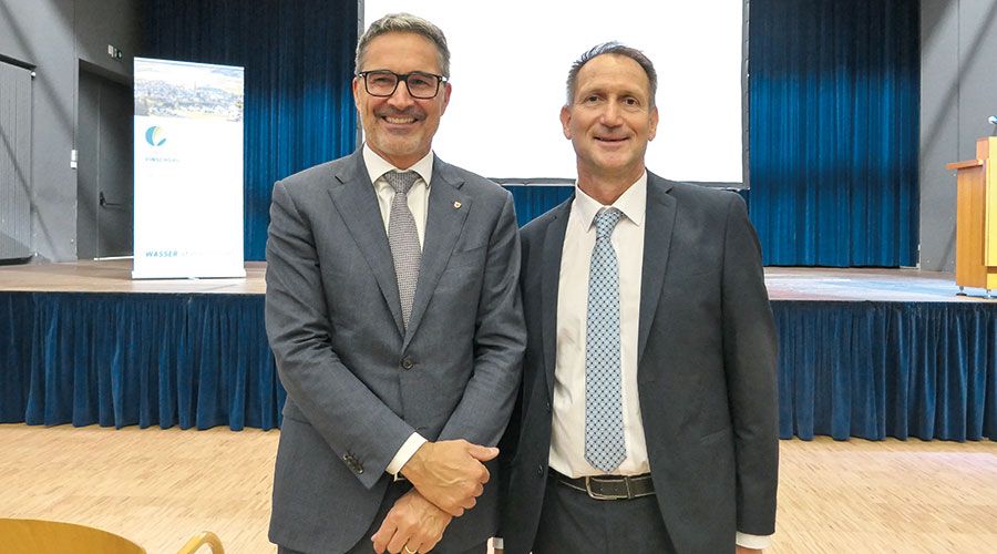 Landeshauptmann Arno Kompatscher mit Gottfried Niedermair, dem Direktor vom Bonifizierungskonsortium Vinschgau