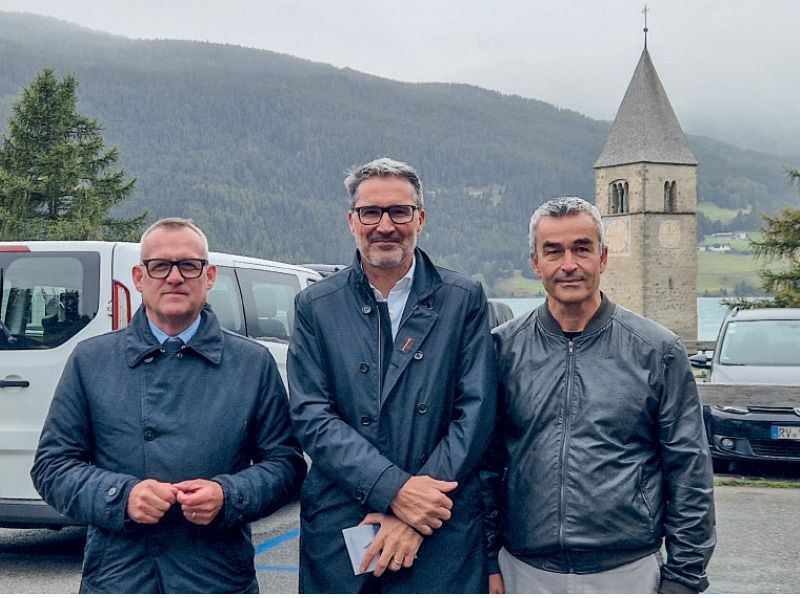 Landesrat Bianchi, Landeshauptmann Kompatscher und Bürgermeister Prieth (v.l.) beim Ortsaugenschein am Gelände vor dem Grauner Kirchturm. (Foto: LPA/Gianluca Crocco)»
