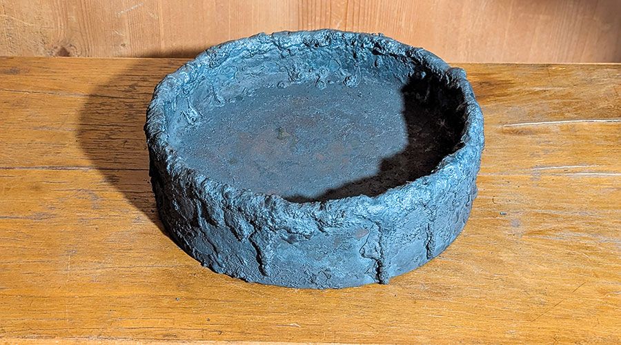 Schweres Eisengefäß aus der Serie Hyle, altgriechisch für Materialität.