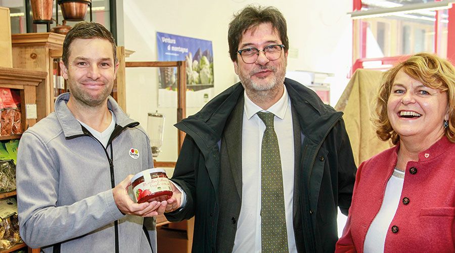 Der Direktor der Marteller Erzeugergenossenschaft MEG Philipp Brunner mit Luca Colombatto, für die PNRR-Projekte „Green Comunities“ Staat-Regionen zuständig, und Landesrätin Rosmarie Pamer in der Erdbeerwelt in Trattla