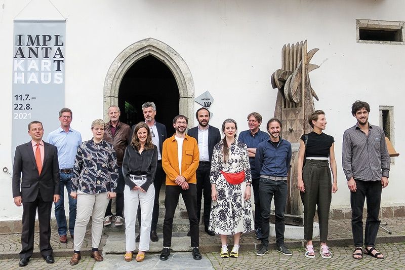 Gruppenbild bei der Ausstellungseröffnung am Samstag, den 10. Juli.   Hintere Reihe v.l.: Michael Rainer,  BM Karl Josef Rainer, Alexander Zoeggeler, LR Philipp Achammer, Thomas Rainer,  vordere Reihe v.l.: Benjamin Santer,  Elisa Horrer (sie spielte bei der Eröffnung auf dem Fagott), Judith Neunhäuserer, Stefan Alber, Irene Hopfgartner,  Wolfgang Nöckler, Barbara Gamper, Alexander Wierer  (es fehlt Leander Schönweger).