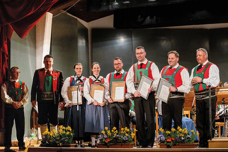 Bezirksobmann Florian Müller nahm die Ehrungen für langgediente Mitglieder vor v. l.: Kapellmeister Alois Kuntner, Florian Müller, Jana Fliri, Elisa Theiner, Werner Punt, Thomas Wegmann, Johannes Grass und Obmann Florian Punt