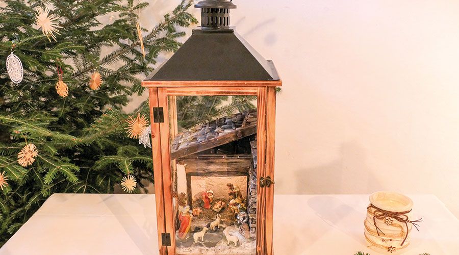 Die Krippenfreunde Goldrain präsentierten ihre selbst gebauten Krippen im Graf-Hendel-Saal vom Schloss Goldrain