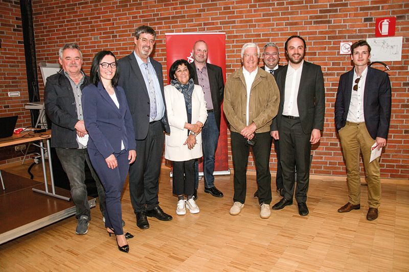 „Bulgarisches Ergebnis“ für SVP-Bezirkobmann Albrecht Plangger, neue Gesichter in der SVP-Bezirksleitung und die „alten“ Delegierten für den SVP-Parteiausschuss v. l.: Luis Lechner, die neue Bezirksobmannstellvertreterin Irmgard Gamper, Albrecht Plangger, Renate Laimer, Harald Plörer, Kurt Ziernhöld, Dieter Pinggera, SVP-Obmann Philp Achammer und Martin Karl Pircher