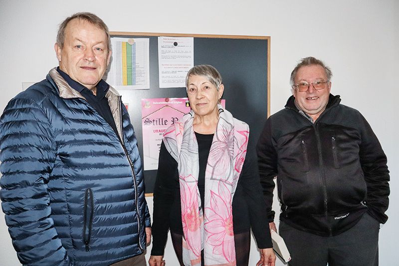v. l. Toni Pfitscher, Marlies Gaiser und Pfarrer Florian Öttl