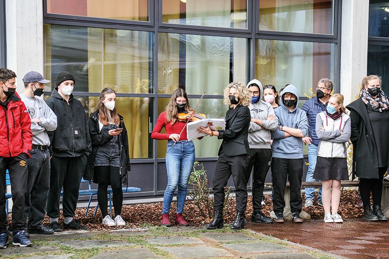 Die Schulgemeinschaft der Landesberufsschule Schlanders ließ zu den Geigenklägen von Melina Morgenschweiss Luftballons mit Friedenstauben aus Papier als Zeichen des Friedens in den Himmel steigen - alles aus abbaubaren Materialien