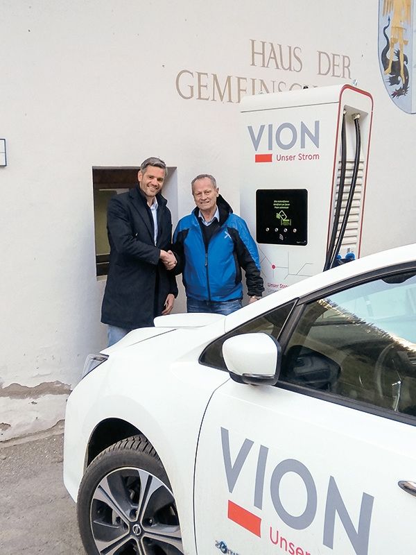 VION-Geschäftsführer  Alexander Telser und der Schnalser BM Karl Josef Rainer freuen sich über die Inbetriebnahme der Schnellladestation und damit über den Schritt in die Zukunft