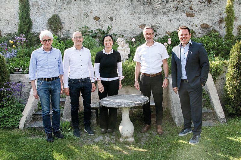 Im Garten des Gaudententurms in Partschins v. l.: Tourismuskoryphäe Lois Kronbichler, LTS-Geschäftsführer Hubert Unterweger, TV-Geschäftsführerin Karin Thaler, Tourismusreferent Ulrich Schweitzer und TV-Präsident Philip Ganthaler