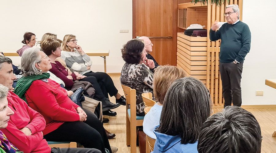 Der ehemalige Primar der Gynäkologie Meran und Präsident der Landesethikkomitees Herbert Heidegger referierte in Latsch über den Wunsch, in Würde zu sterben und über ein gutes Sterben.