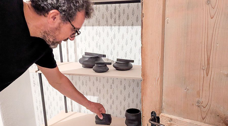 Laurenz Stockner stellt gestauchte Rohre aus Eisen mit eingeschrumpften Böden im Badezimmer aus.
