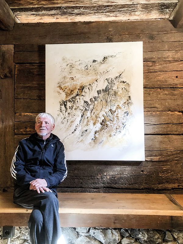 Hans Luis Platzgummer vor seinem Werk „Jochköfel“ in der Gorfer Mühle.