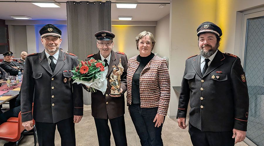 v. l. Kommandant-Stellvertreter Gerd Stecher, Peter Tapfer (mit 65+ in die Pension verabschiedet), BMin Christine Kaaserer, Kommandant Klaus Ratschiller