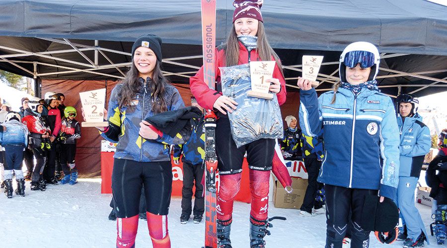Rund 80 Kinder mehr als im Vorjahr nahmen am Skirennen teil. Anna Lena Thurner (Bildmitte) siegte vor Eva Sagmeister (links) und Chiara Wiedenhofer (rechts).